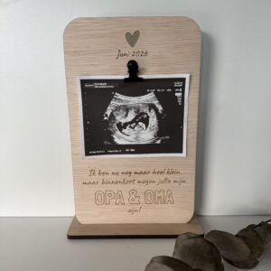 Gegraveerde houten zwangerschapsaankondiging voor opa en oma, met ruimte voor een echo­foto in het midden en sierlijke tekst