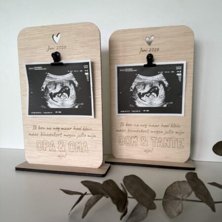 Gegraveerde houten zwangerschapsaankondiging voor opa en oma, met ruimte voor een echoÂfoto in het midden
