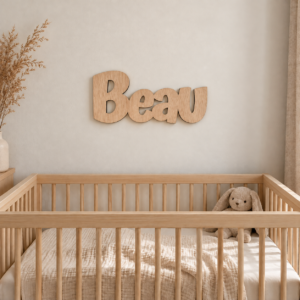 Houten naam met stoere letters als decoratie