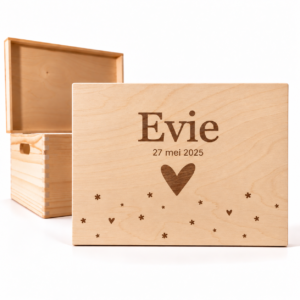 Houten memorybox gegraveerd met figuur en naam geboortedatum en hartje
