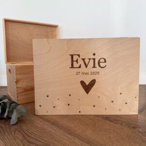 Gepersonaliseerde houten memorybox met figuur en naam – herinneringenkist voor baby herinneringen, perfect kraamcadeau