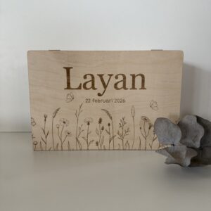 Houten gegraveerde memorybox met eigen gewenste naam en geboortedatum