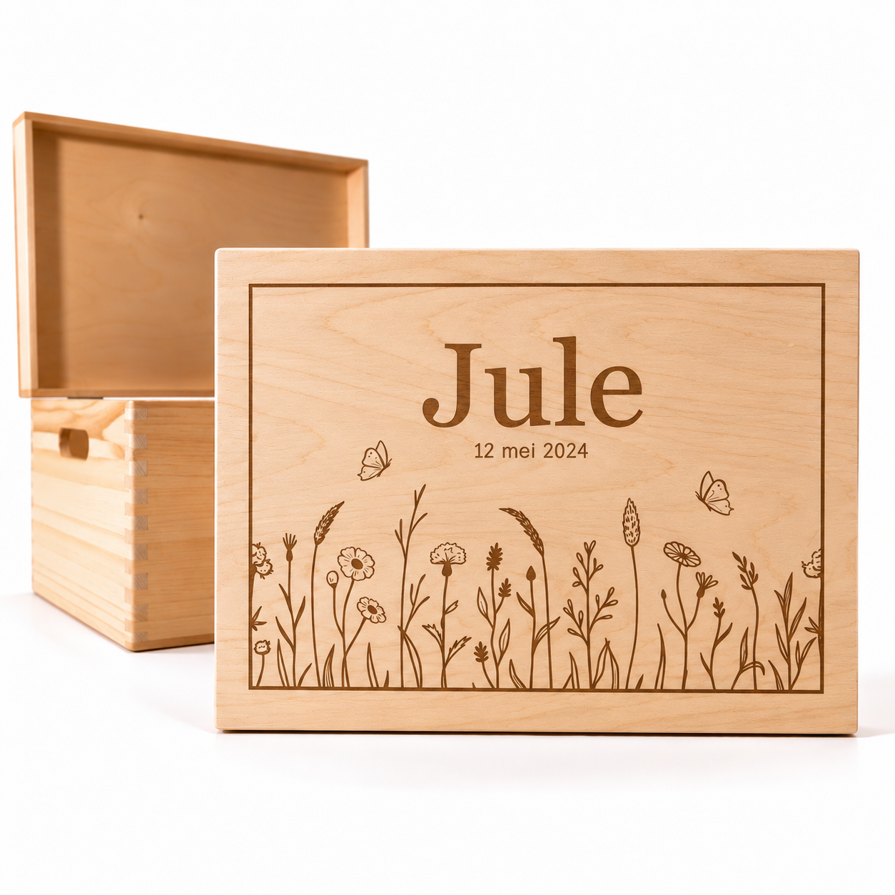 Houten memorybox met naam en geboortedatum met bloemen gegraveerd