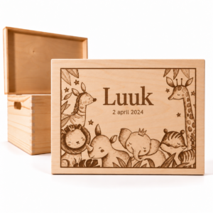 Houten memorybox gegraveerd met jungle print met naam en geboortedatum