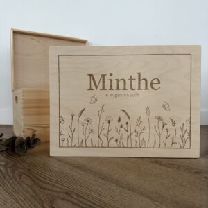 Persoonlijke houten memorybox met wilde bloemen design, voorzien van naam en geboortedatum voor het bewaren van dierbare herinneringen.