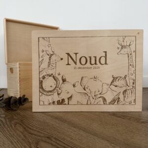 Persoonlijke houten memorybox met jungle gravure, voorzien van bladeren, dieren en gepersonaliseerd met naam en geboortedatum.