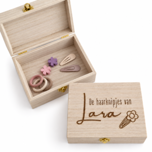Houten bewaardoos haarknipjes met naam gepersonaliseerd