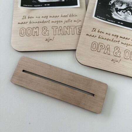 Houten zwangerschapsaankondiging met gegraveerde tekst Coming Soon en een echoÂfoto in het midden.