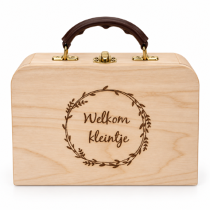 Houten koffertje met gegraveerde tekst welkom kleintje als kraamcadeau