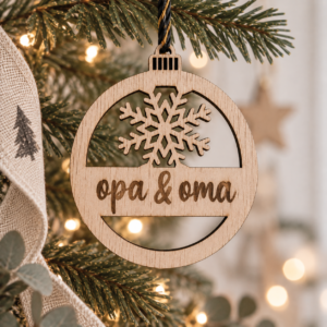 Houten kerstbal als zwangerschapsaankondiging voor opa en oma