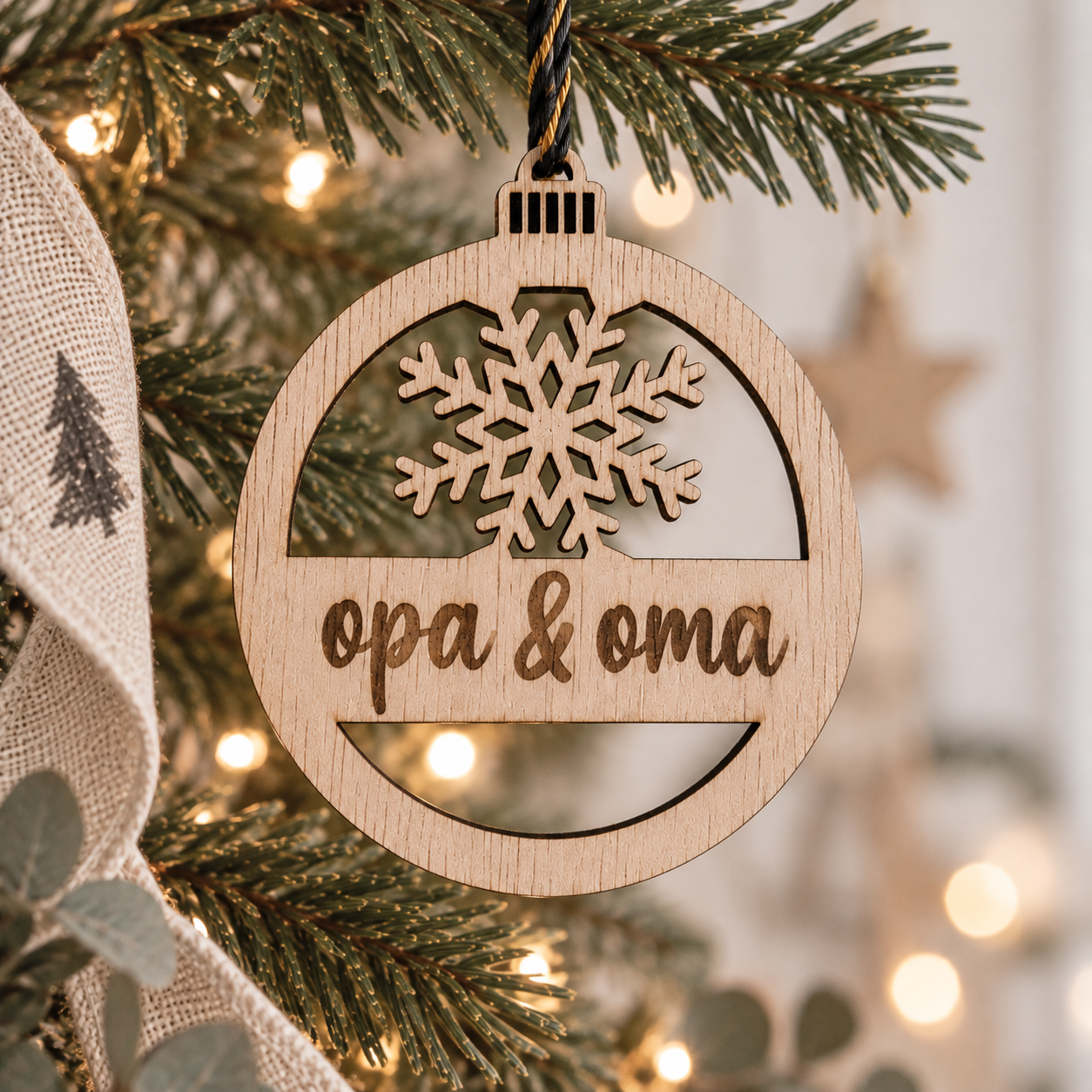 Houten kerstbal als zwangerschapsaankondiging voor opa en oma