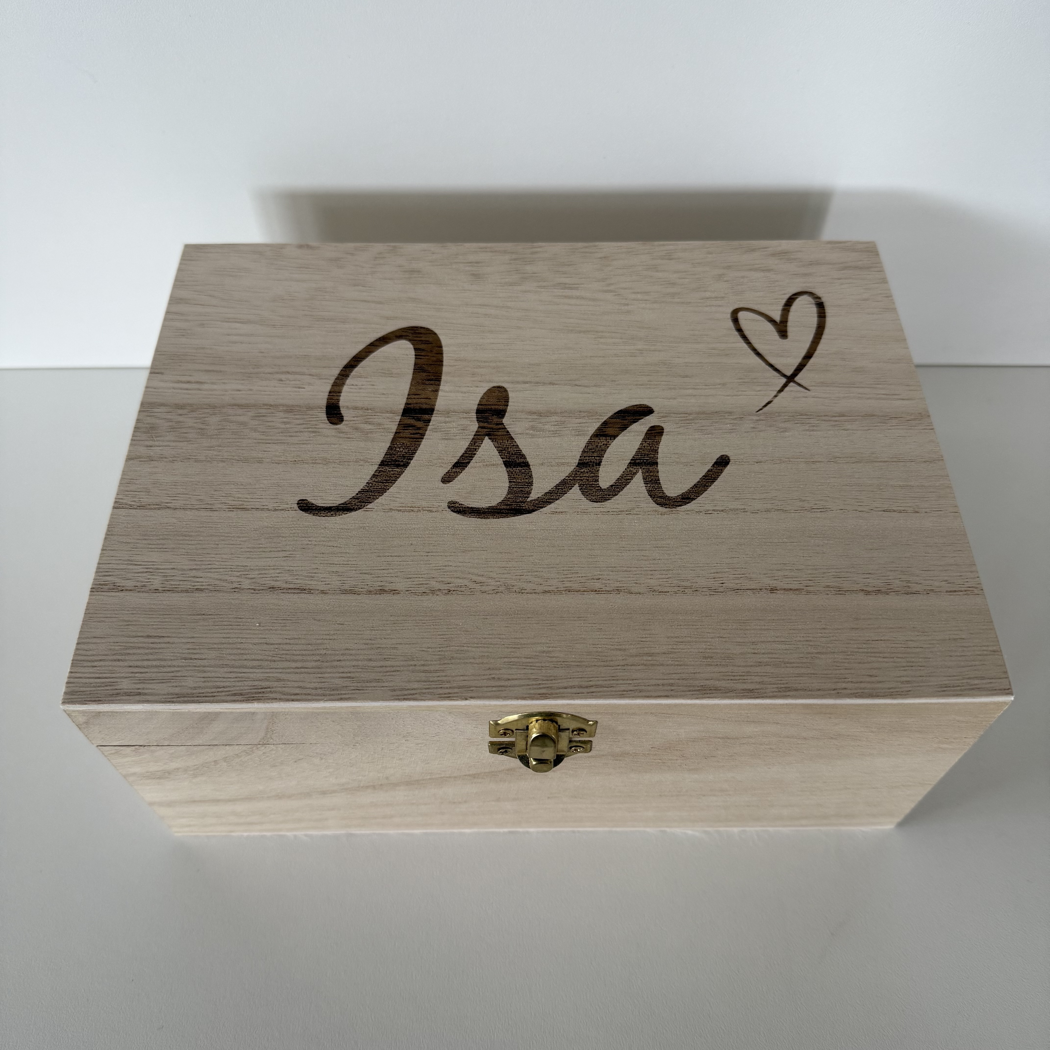 Houten memorybox met naam voor herinneringen