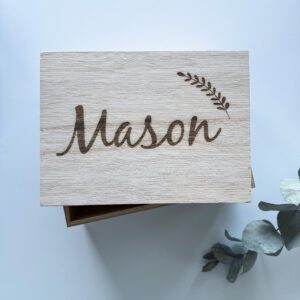 Houten kistje gegraveerd