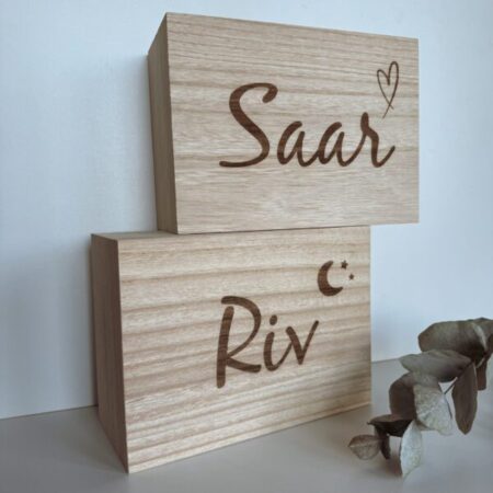 Houten kistje gegraveerd