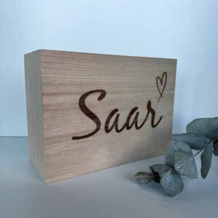 Houten kistje gegraveerd