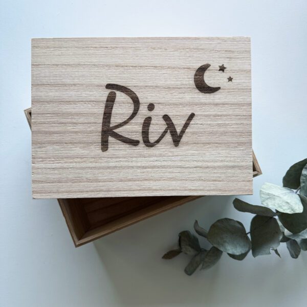 Houten kistje gegraveerd