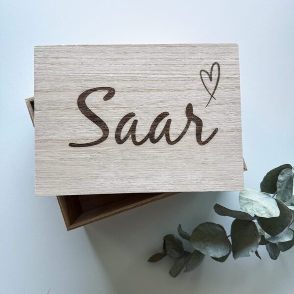 Houten kistje gegraveerd