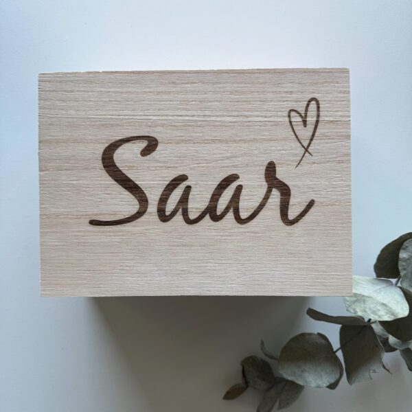 Houten kistje gegraveerd