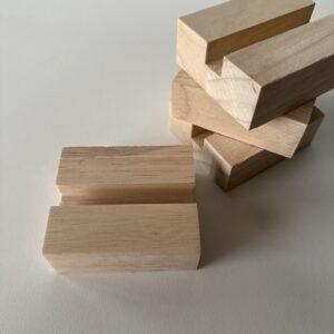 Houten standaard voor 10x10 cm tegeltje – decoratieve houder van duurzaam hout, ideaal voor een persoonlijk cadeau of herinneringstegel.