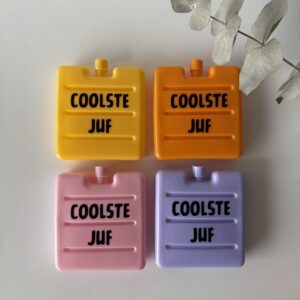 Koelement juf - Koelelement meester - Coolpack juf - Coolpack meester - Geïllustreerd coolpack met de tekst "Coolste juf" – origineel zomercadeau en bedankje voor juf of meester aan het einde van het schooljaar.