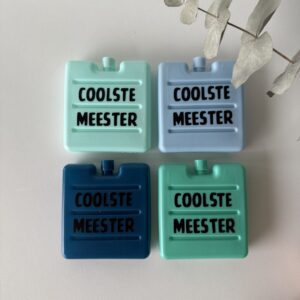 Koelelement coolste meester - coolpack coolste meester - Verras jouw meester met dit originele koelelement met de tekst “Coolste meester”. Een leuk en praktisch zomercadeautje dat zorgt voor een glimlach én koude lunch. Perfect als afscheidscadeau of bedankje aan het eind van het schooljaar!