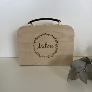 Alt-tekst afbeelding Houten koffertje met naam gegraveerd – persoonlijk kraamcadeau of herinneringskistje voor babyspulletjes of speelgoed.