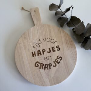 Houten borrelplank met gegraveerde tekst “Tijd voor hapjes en grapjes” – ideaal als cadeau of voor een gezellig borrelmoment.
