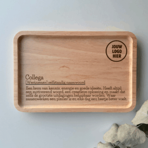 Gepersonaliseerde houten borrelplank met handvat en bedrijfslogo, gemaakt van duurzaam rubberhout – ideaal als stijlvol relatiegeschenk.