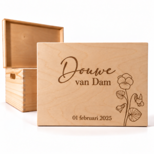 Houten memorybox geboortebloem gegraveerd met naam en geboortedatum