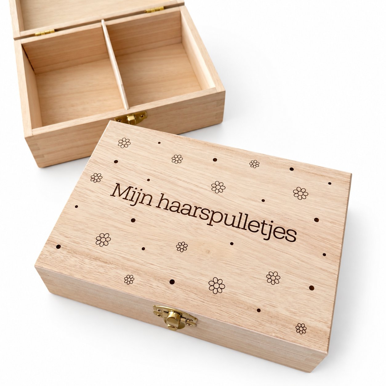 Houten bewaarkistje voor haarspulletjes met mijn haarspulletjes gegraveerd