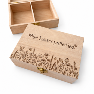 Houten bewaarkistje voor haarknipjes met wilde bloemen