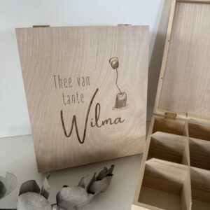 Houten theedoos met 9 vakken en gegraveerd deksel, gepersonaliseerd met naam en tekst.