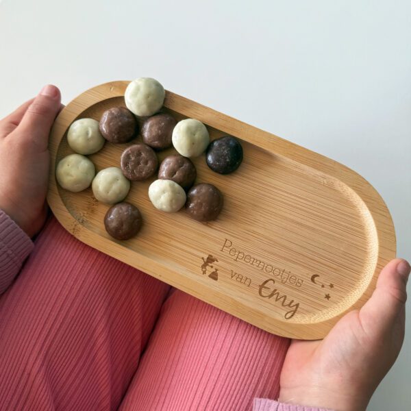 Houten plankje voor pepernoten met gegraveerde naam