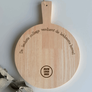 Gepersonaliseerde houten borrelplank met handvat en bedrijfslogo, gemaakt van duurzaam rubberhout – ideaal als stijlvol relatiegeschenk.