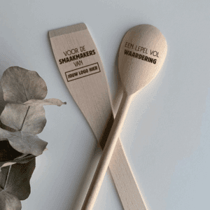 Set van houten spatel en pollepel met gegraveerd bedrijfslogo of eigen tekst, gepresenteerd als relatiegeschenk.