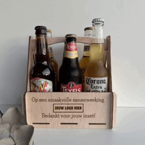 Houten gepersonaliseerd bierkratje met gegraveerde tekst en logo, perfect als relatiegeschenk