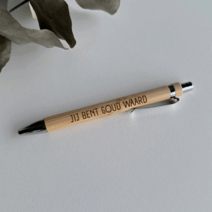 Gegraveerde houten pen met logo of tekst – relatiegeschenk