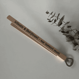 Houten BBQ-tang met bieropener als relatiegeschenk, met gegraveerde tekst en bedrijfslogo.