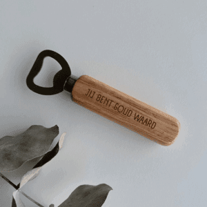 Houten bieropener met gegraveerde tekst en logo, geschikt als luxe give-away of relatiegeschenk.