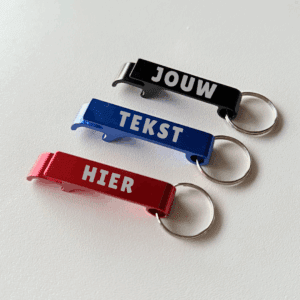 Aluminium sleutelhanger met fles- en blikopener, gegraveerd met bedrijfslogo of naam, geschikt als duurzaam relatiegeschenk of promotieartikel.