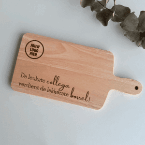 Gepersonaliseerde houten borrelplank met handvat en bedrijfslogo, gemaakt van duurzaam rubberhout – ideaal als stijlvol relatiegeschenk