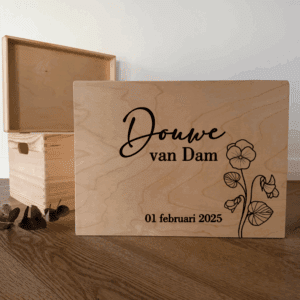 Houten memorybox met geboortebloem – gepersonaliseerde bewaardoos voor babyherinneringen en kraamcadeau.