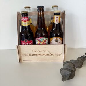 Houten bierkratje cadeau bruiloft met gravure