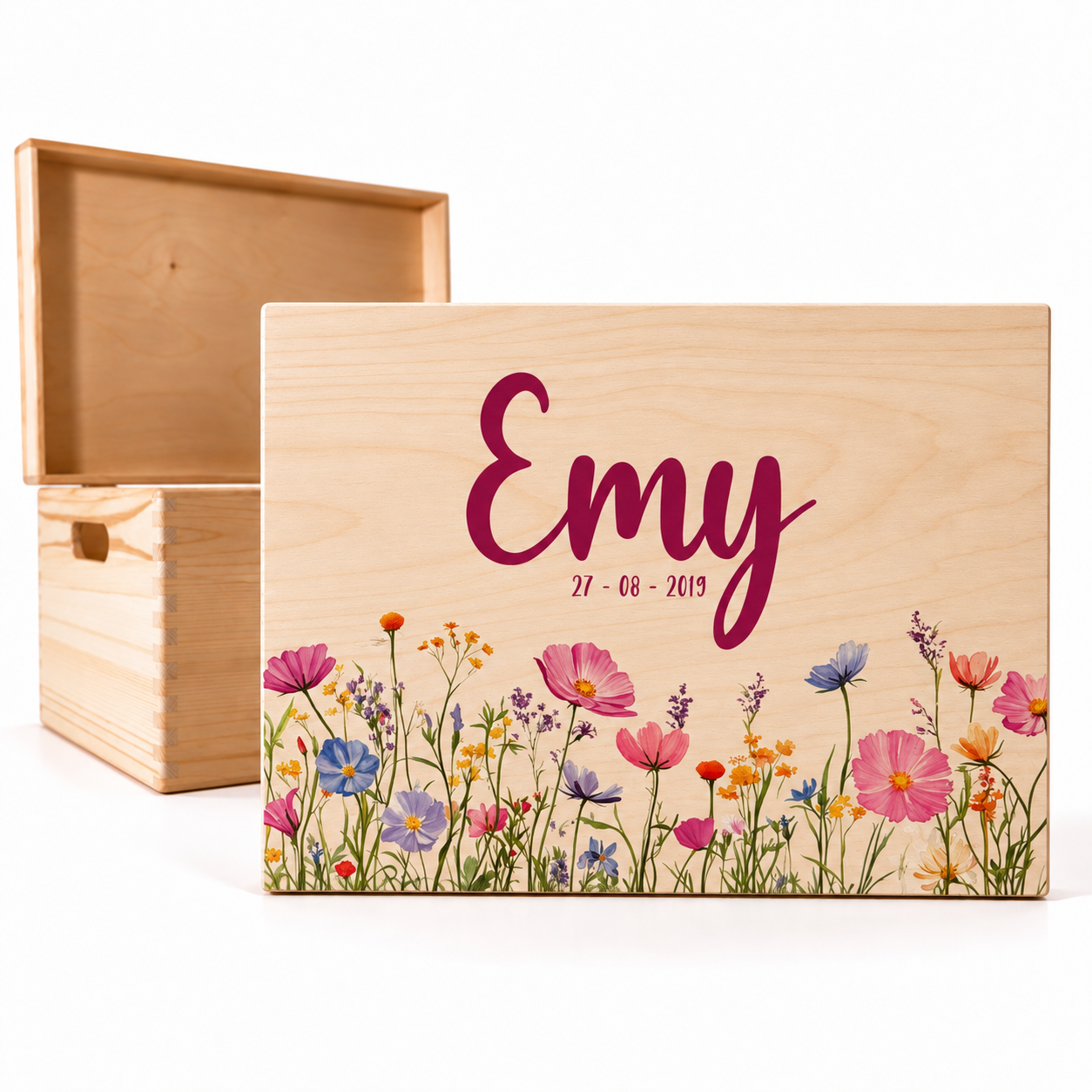 Houten memorybox met naam en geboortedatum met wilde bloemen als opdruk