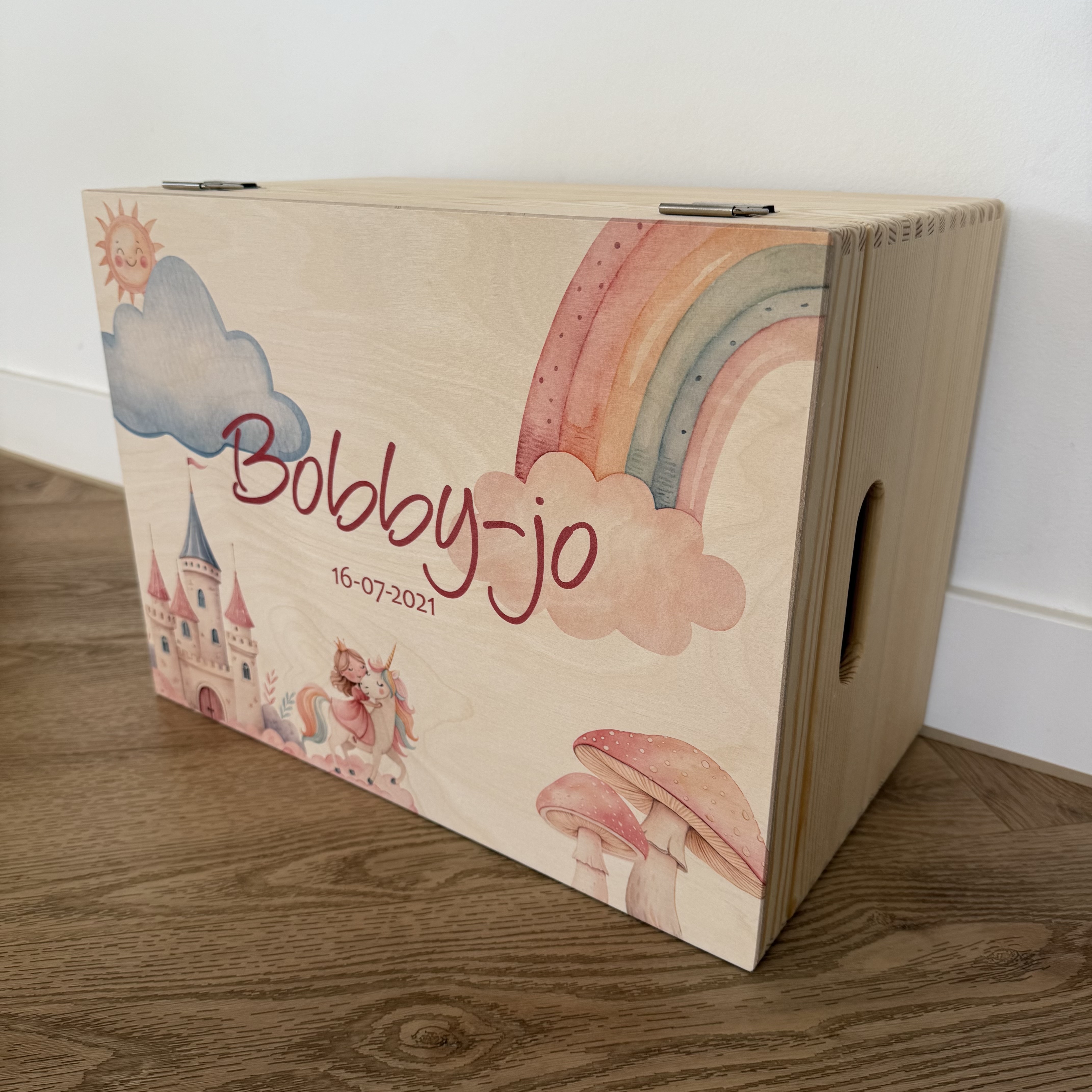 Houten memorybox met gekleurde print en naam en geboortedatum