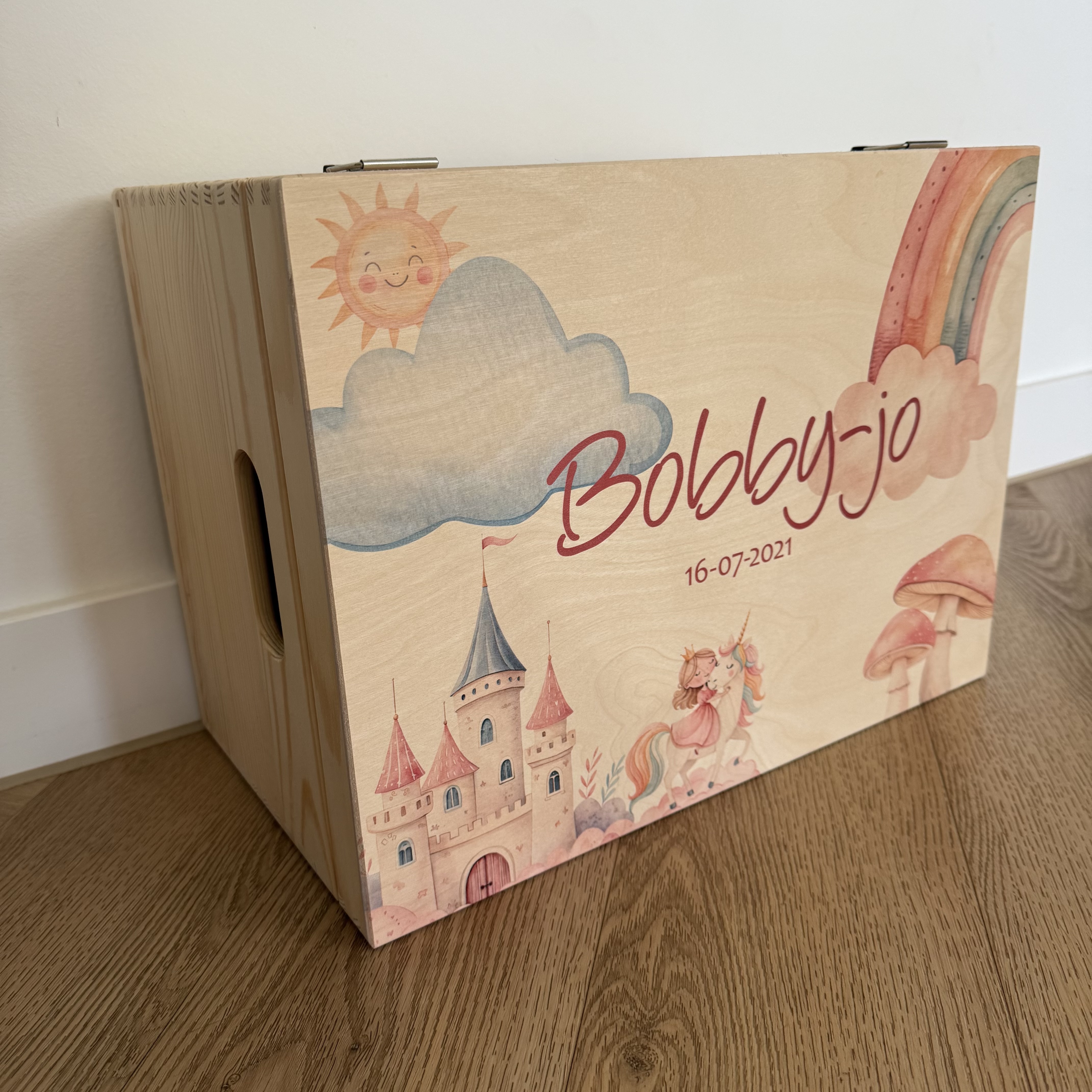 Houten opbergbox voor de eerste spulletjes als kraamcadeau