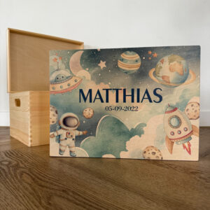 Memorybox met kleurrijke ruimteprint en planeten, geschikt voor baby’s en kinderen om herinneringen veilig in te bewaren