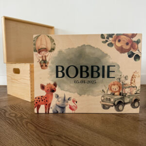 Gekleurde memorybox met speelse jungleprint en tropische dieren, te personaliseren met naam of persoonlijke tekst.