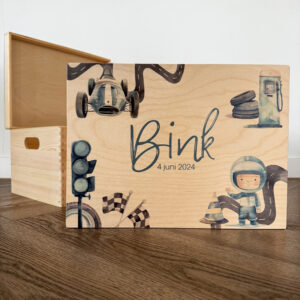 Houten memorybox met raceauto-thema, met een stoere racewagenillustratie op de voorkant.