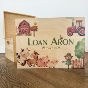 Houten memorybox met gekleurde boerderijprint, gepersonaliseerd met naam en geboortedatum